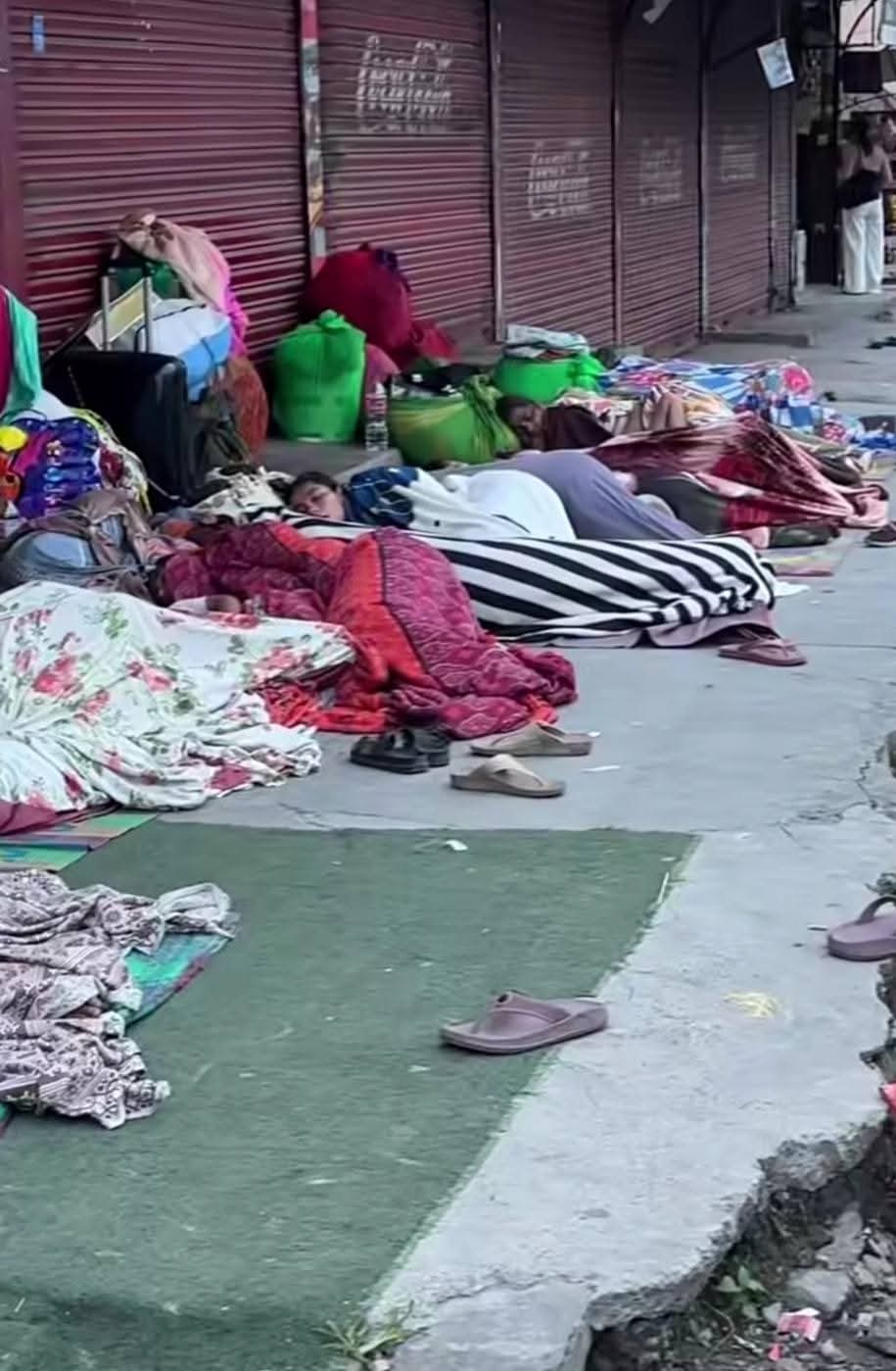 सडकमै शौचालय ट्राफिक नियमको पालना नगर्ने पान खाएर घर शौचालयका भित्ता र जथाभावी थुक्क्दै हिँड्ने  समस्या