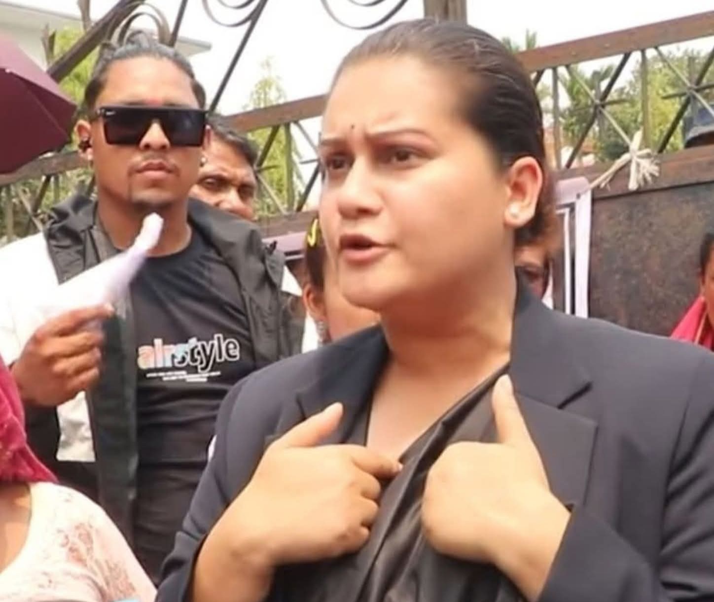 एस्पी घिसारेर लान्छु भन्दै गएका रास्वपा सांसद रिमा विश्वकर्मा काे हर्कत ठिक हाेला त?