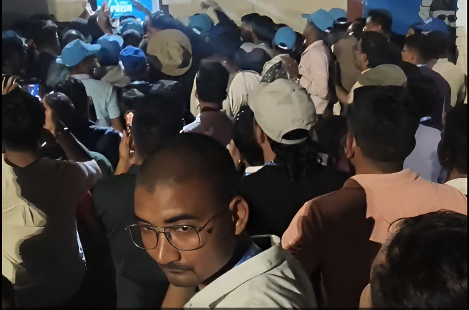 महाधिवेशनमा मतदान सुरु हुन ढिलाइ भएपछिप्रतिनिधिहरूले छिटो मतदान सुरु गर्न माग गर्दै नाराबाजी