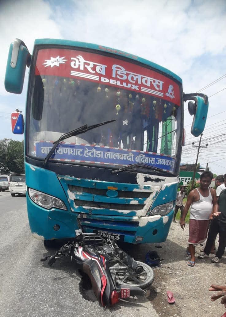 बस र मोटरसाईकल दुर्घटना