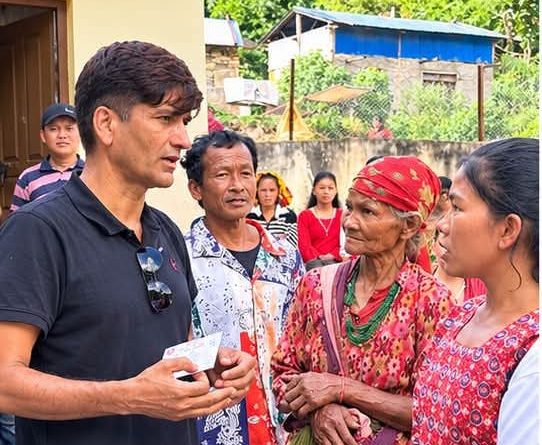 प्रजिअ गणेश अर्याल विकट चेपाङ बस्ती कालिटारका ८४ जनाले गाउँमै पाए नागरिकता