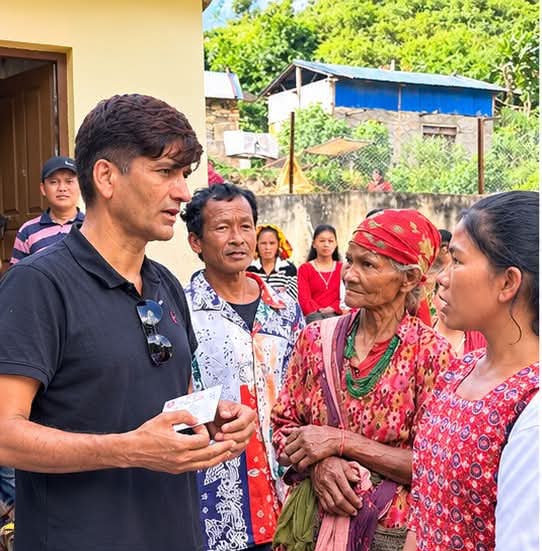 प्रजिअ गणेश अर्याल विकट चेपाङ बस्ती कालिटारका ८४ जनाले गाउँमै पाए नागरिकता