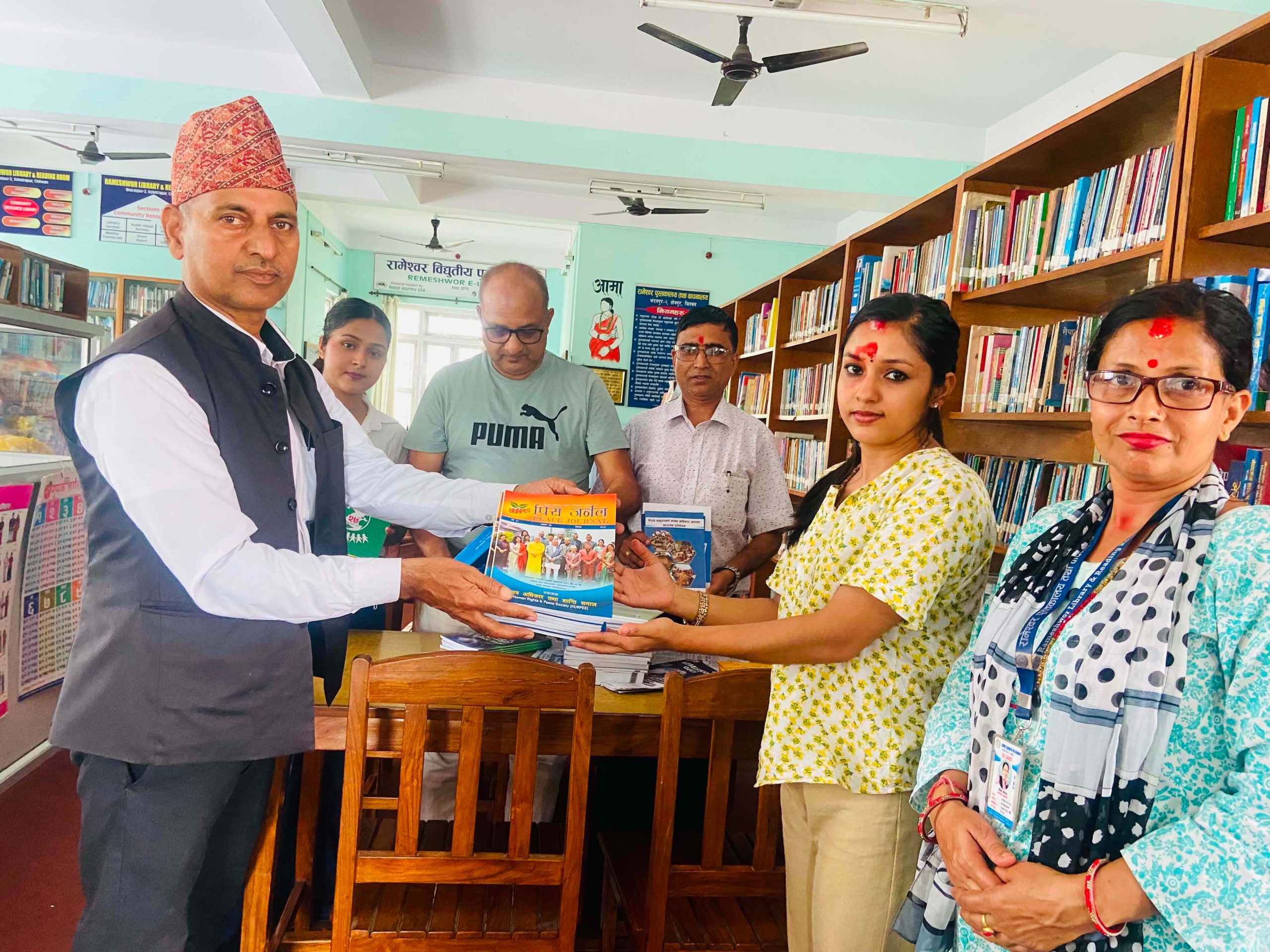 मानवअधिकार तथा शान्ति समाज द्वारा पुस्तक हस्तान्तरण