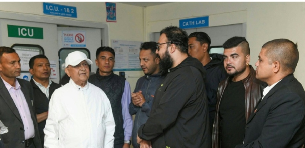 झलनाथ खनाल अस्पताल भर्ना स्वास्थ्य अवस्था बुझ्न पुगे एमाले अध्यक्ष ओली